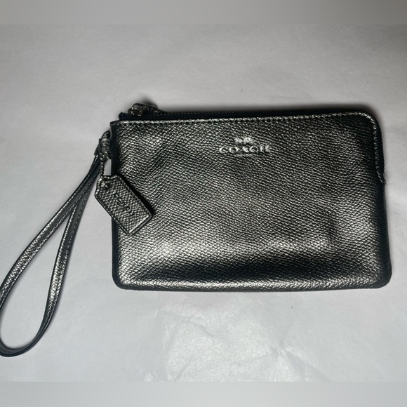 COACH Silver Pewter  Metallic Leather Zipper Wallet Wristlet
$199 
Authentic - Picture 3 of 8